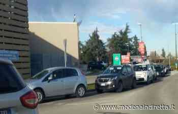 Modena, contagi covid in aumento: code ai drive through. VIDEO - modenaindiretta.it