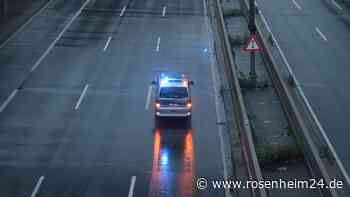 Polizeiauto überschlägt sich bei Einsatzfahrt auf der A8 - zwei Beamte verletzt