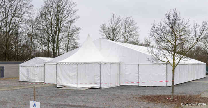 Heidelberg:  Das Zelt fürs "Feierbad" steht, öffnet aber noch nicht