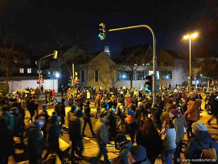 Ravensburg: 2000 Corona-Demonstranten versammeln sich trotz Verbots in Ravensburg - SÜDKURIER Online