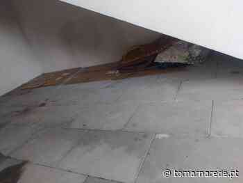 Um mês depois, sem abrigo continua a dormir num vão de escada no hospital - Tomar na Rede