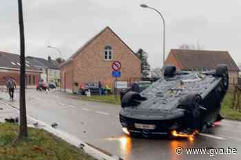Auto gaat over de kop op Turnhoutsebaan - Gazet van Antwerpen