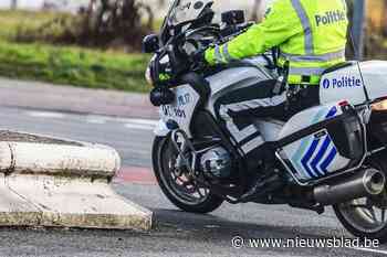 Bromfietser rijdt politieagente aan om controle te omzeilen