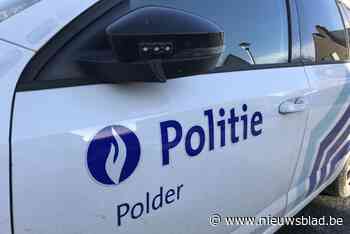 Aanhangwagen van tractor kantelt: weg uur lang versperd