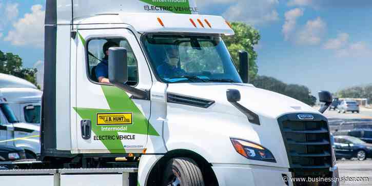 A major trucking company is paying nearly $10 million in holiday bonuses to its drivers and technicians