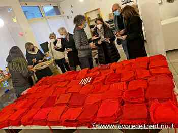 Alto Garda e Ledro: 40 metri quadrati di lana rossa contro la violenza sulle donne - la VOCE del TRENTINO