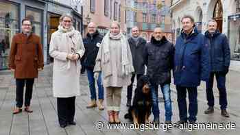 Sie helfen Bedürftigen mit Spenden in der Vorweihnachtszeit