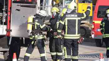 Dachstuhlbrand in Waldkraiburg - Schwarze Rauchschwaden über dem Wohnblock