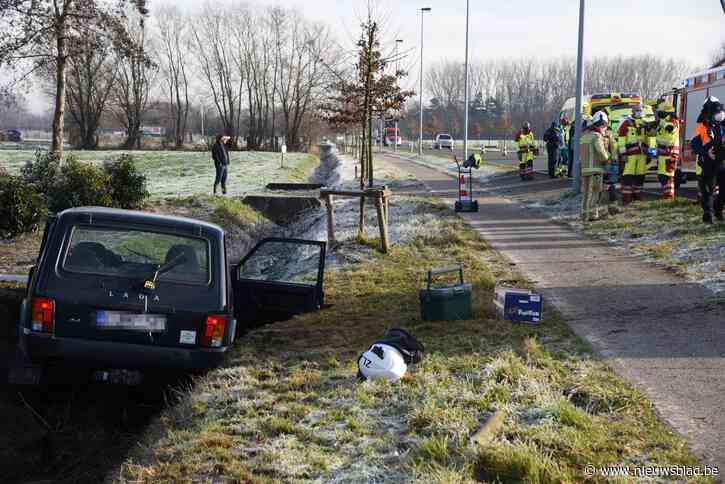 Bestuurder wordt onwel en belandt met Lada in de gracht: brandweer moet deur uitgraven om man te bevrijden