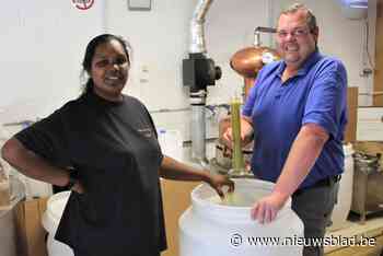 Vrijwilligers vaccinatiecentrum getrakteerd op mand met lekkers