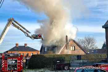 Hevige brand richt grote schade aan in woning: “Bewoners wisten niet dat het boven aan het branden was”