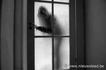 Dieven breken binnen via terras van appartement en vluchten weg met geld