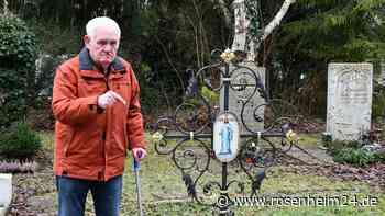Baum zerstört Grabkreuz: Der Rosenheimer Franz Weinzierl wartet auf Geld von der Versicherung