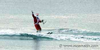 Le Père Noël fait le show en ski nautique devant les plages de Juan-les-Pins !