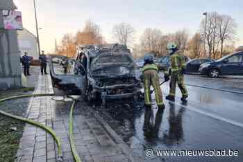 Voertuig brandt uit in Tramstraat (Tielt) - Het Nieuwsblad