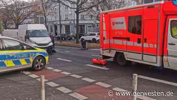Essen: Rollstuhlfahrer von Transporter angefahren – Lebensgefahr! +++ Zentrale Straße zur City komplett dicht - DER WESTEN