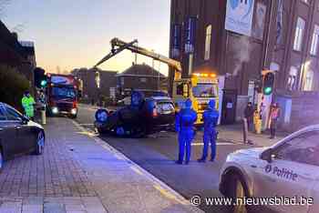 Hoogbejaarde bestuurder naar ziekenhuis na botsing tegen paal - Het Nieuwsblad