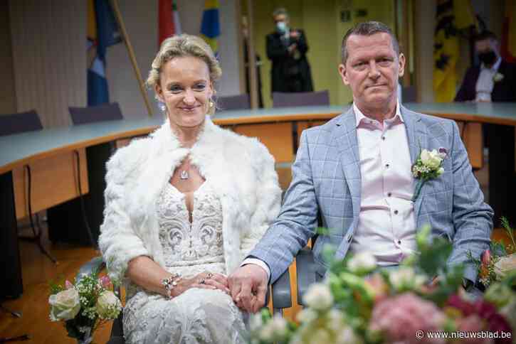 Reservaties voor oudejaar vielen weg en dus vieren uitbaters feestzaal die avond hun  trouwfeest: “Zonder groene scan of negatieve test kom je niet binnen”