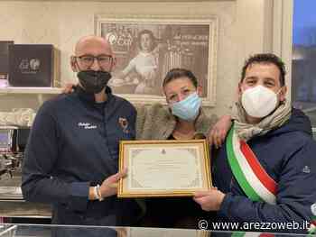 70 anni di Bar Gelateria Edi: il Comune di Bibbiena festeggia con una targa - ArezzoWeb