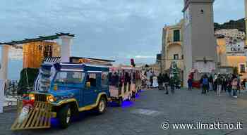 Capri, c'è Babbo Natale in Piazzetta per la gioia dei bambini - ilmattino.it