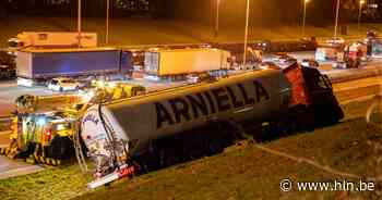 Vrachtwagen kantelt op Antwerpse Ring: bestuurder zwaargewond - Het Laatste Nieuws