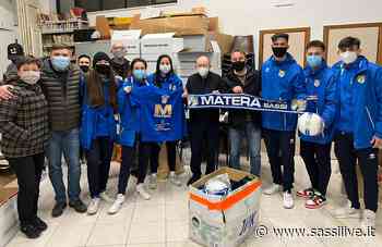 Carico di regali, generi alimentari, abbigliamento e palloni del Matera Città dei Sassi per la mensa della parrocchia di San Rocco guidata da don Angelo Tataranni: report e foto - Sassilive.it