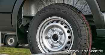 Massenschäden auf A73 bei Hirschaid: Metallteil legt mehrere Autos lahm