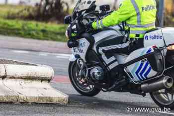 Bromfietser rijdt politieagente aan om controle te omzeilen - Gazet van Antwerpen