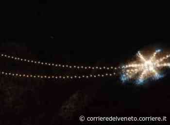 Torrebelvicino accende la sua cometa dei record: un chilometro e mezzo di luci e magia - Corriere della Sera