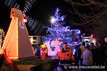 Kleurrijk verlichte tractoren rijden twintig kilometer door Lebbeke