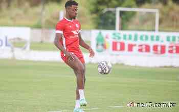 Náutico não chega a acordo com Trindade e busca volante ‘de bom nível’ no mercado - NE45