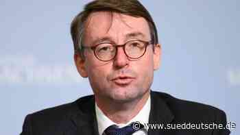 Wöller: Sorge vor Radikalisierung der Corona-Proteste wächst - Süddeutsche Zeitung - SZ.de