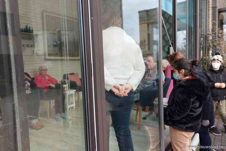 Leerlingen Broederschool bezorgen kerstwensen aan senioren