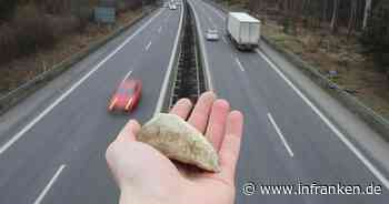 A73 bei Bamberg: Unbekannter wirft Gegenstände von Brücke und trifft Auto