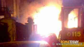 Piromane nella notte, incendiate tre auto: incastrato dalle telecamere - RomaToday