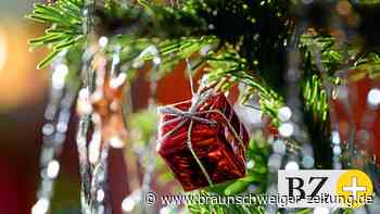 Kinder an der Plastiktanne