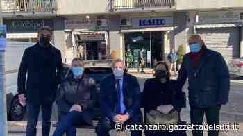 Crotone, donate alla città due panchine realizzate con la plastica riciclata - Gazzetta del Sud - Edizione Catanzaro, Crotone, Vibo