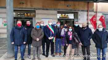 Crotone, sit-in di protesta alla stazione per la mancata riapertura della biglietteria - Gazzetta del Sud - Edizione Catanzaro, Crotone, Vibo