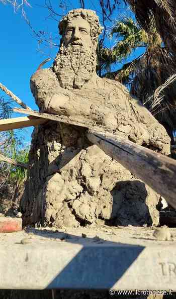 Crotone, Gaspare Brescia all'opera: prende forma la statua di Pitagora - Il Crotonese