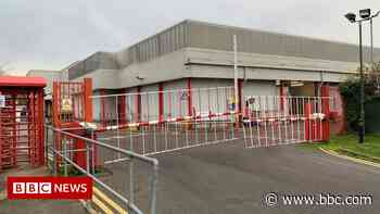 Multiple casualties after gas leak at Leicester food factory - BBC News