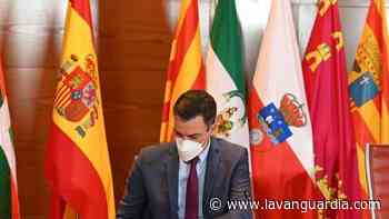 Sánchez decreta mascarillas en exteriores y huye de restricciones - La Vanguardia
