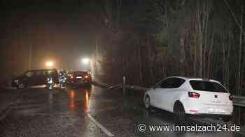 Glatteis-Crash: Zahlreiche Autos rauschen auf spiegelglatter Straße ineinander