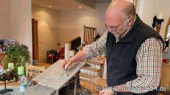 Michael Reinthaler und Peter Bichler aus Bad Endorf bauen Weihnachtskrippen