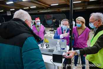 Bart De Wever en Els van Doesburg steken handje toe in Antwerps vaccinatiecentrum