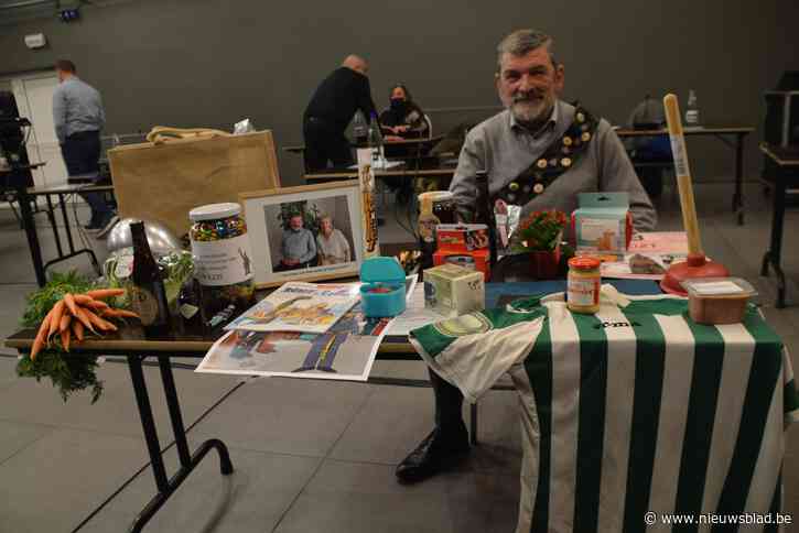 Burgemeester Harry Hendrickx bij zijn laatste gemeenteraad op ludieke wijze in de geschenkjes gezet
