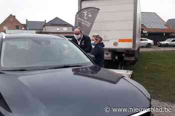 Drive-in is gigantisch succes: ellenlange file om 1.200 kerstdiners af te halen bij slager