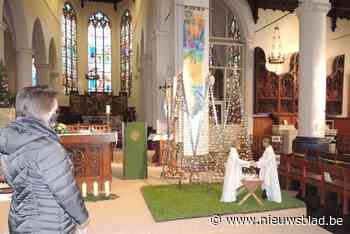 Sfeervolle moderne kerststal in Onze-Lieve-Vrouwekerk