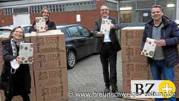 Weltladen und El Puente spenden Kalender an Peiner Klinikum