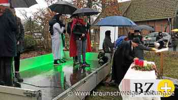 Neubokeler ziehen Krippenspiel im Winterregen durch