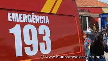 Fernbus stürzt in Brasilien in Bach